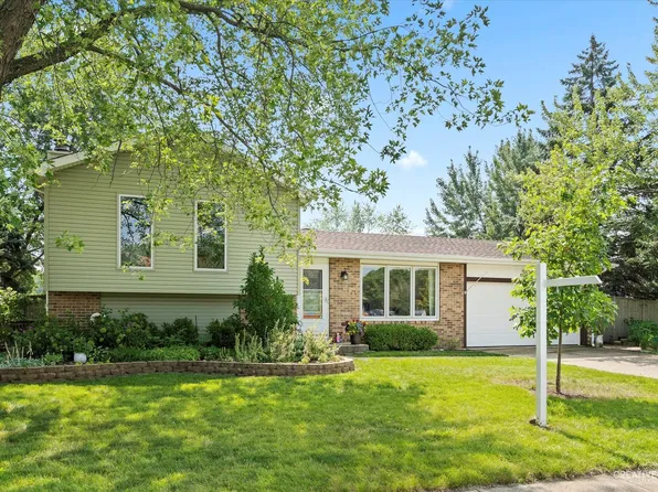 4 S Whispering Hills Dr, Naperville, IL 60540