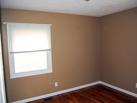 Bedroom 2: 9' x 9.5'