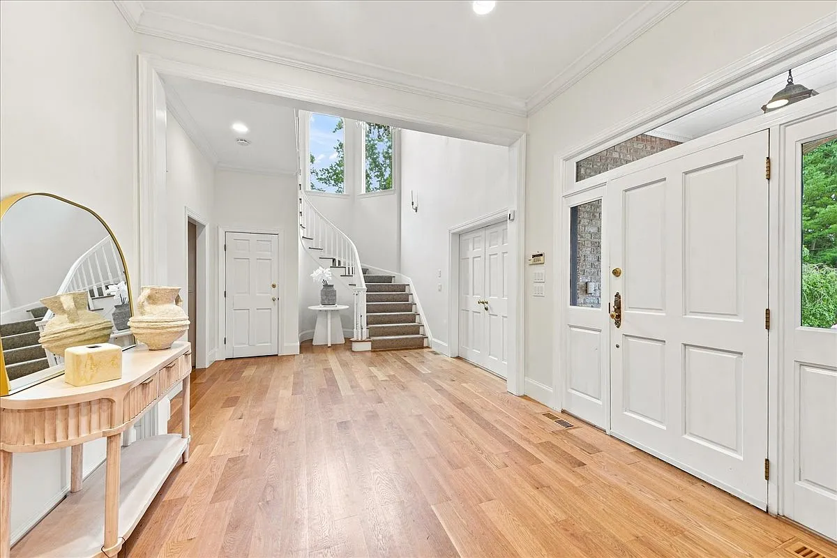 4 bed, 6077 sqft, $9,750 — Photo 3