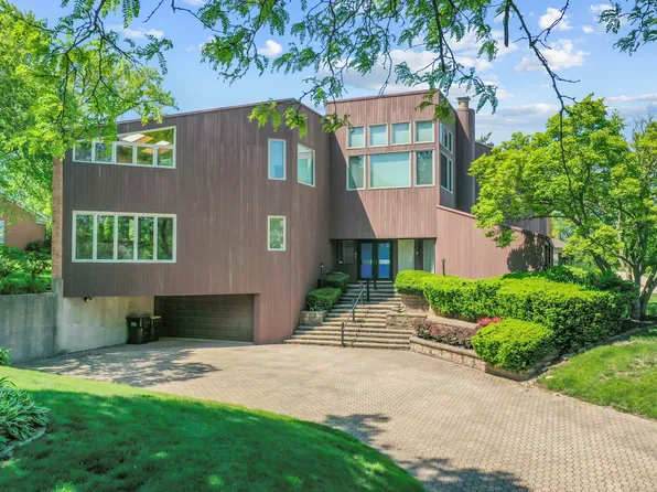 42 Royal Vale Dr, Oak Brook, IL 60523