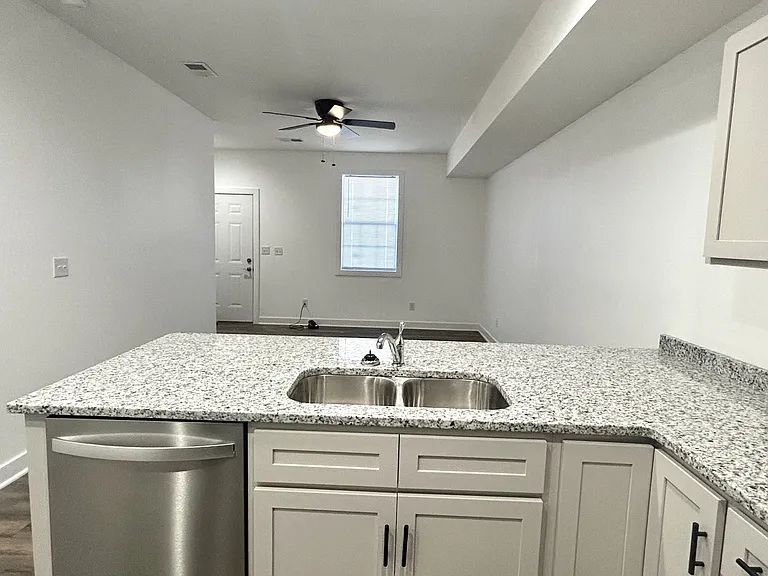 703 E Mount Vernon St #F — Photo 2