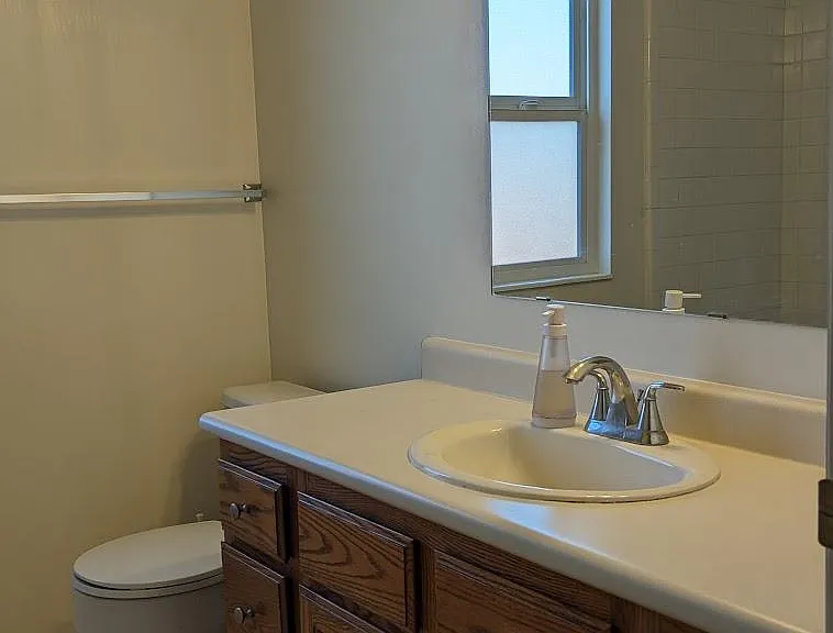 Full bath (2nd floor)