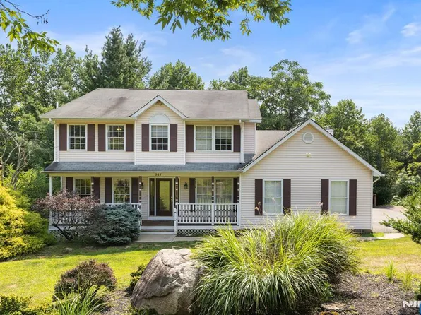 517 Kings Point Trl, Franklin Lakes, NJ 07417