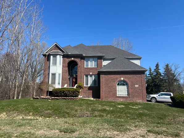 8911 Clubwood Dr, Walled Lake, MI 48390