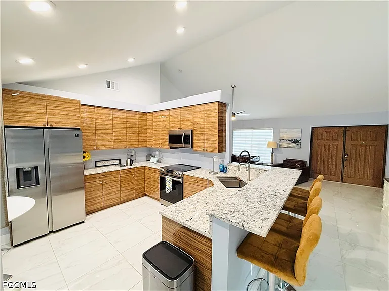 827 SW 24th St — Photo 4