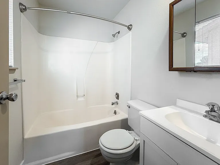 Avalon Court Apartments — Photo 13