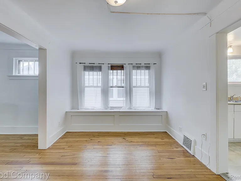 243 W Webster St — Photo 16