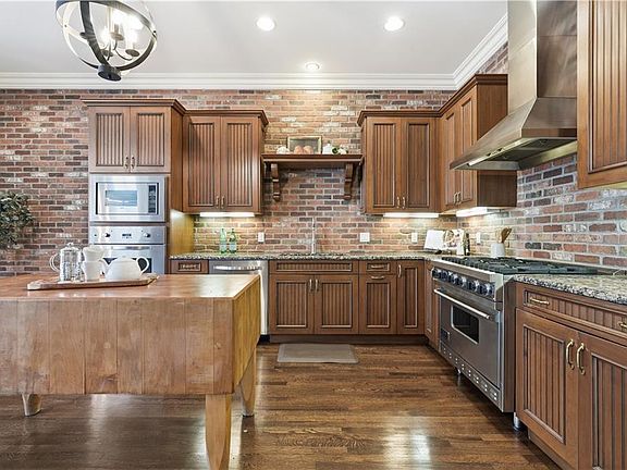 5th image of 212 W 50th St