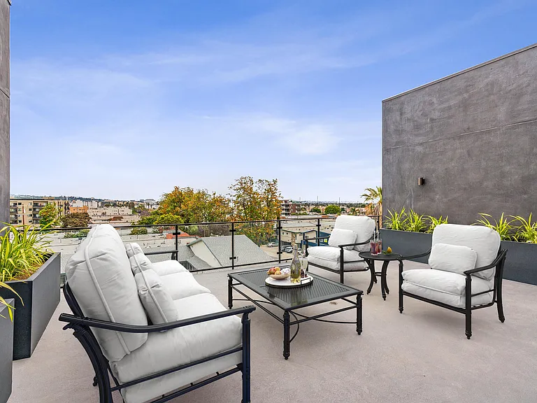 3308 Mentone Ave #304 — Photo 32