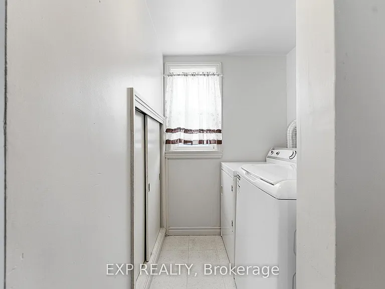 8 Reynolds Cres #1 — Photo 12