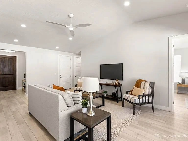 202 W White Pearl Dr — Photo 3
