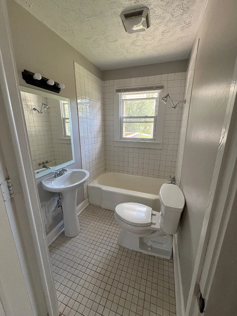 1005 W North St — Photo 3