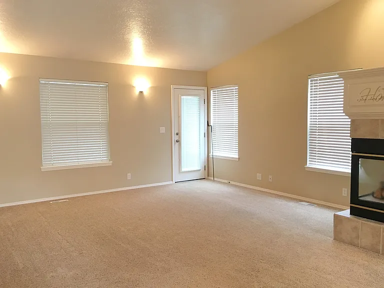 885 E Monarch St — Photo 17