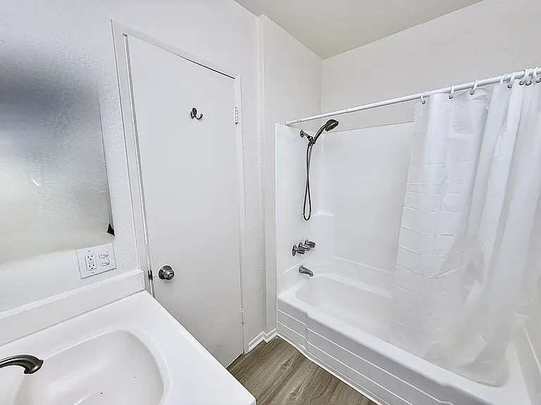 7355 Woodley Ave #10 — Photo 10