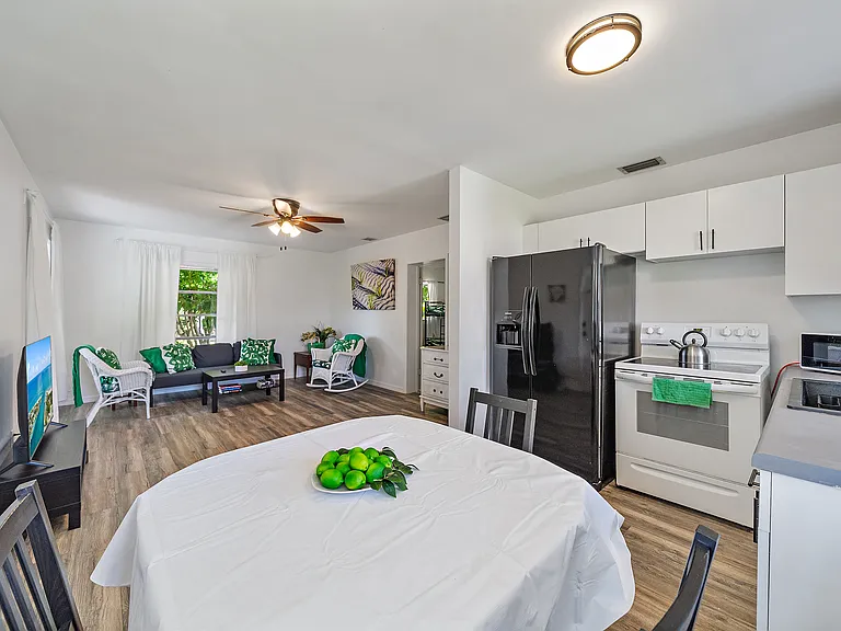708 Shore Rd #D — Photo 3