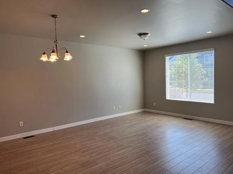 1053 W Painted Horse Ln — Photo 2