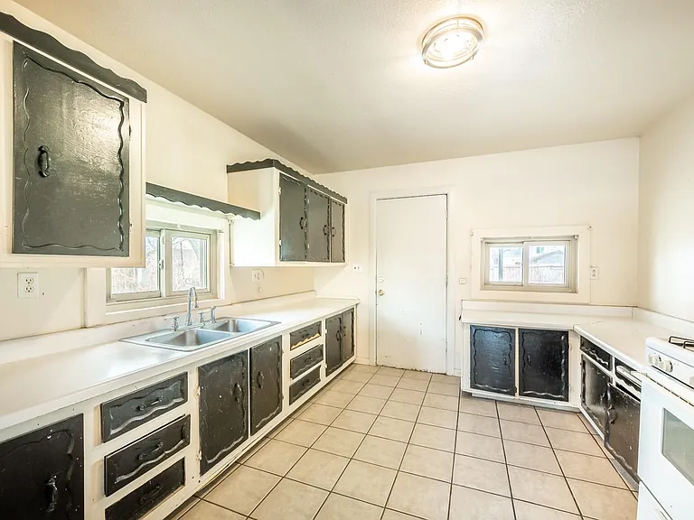 2410 W 13th St — Photo 9