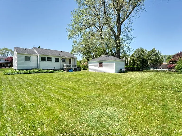 4062 Roseland Dr E — Photo 32
