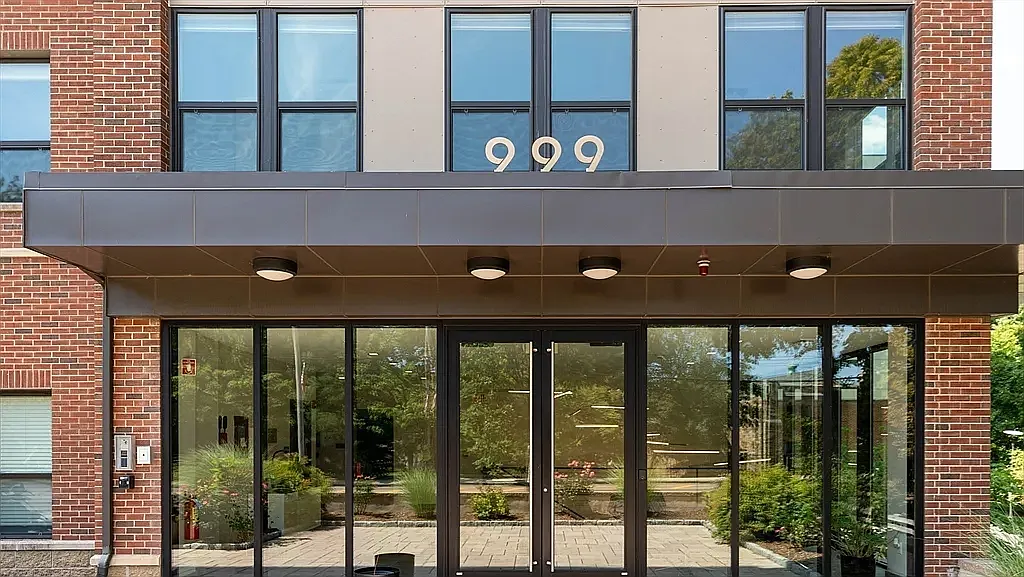 999 Hancock St — Photo 3