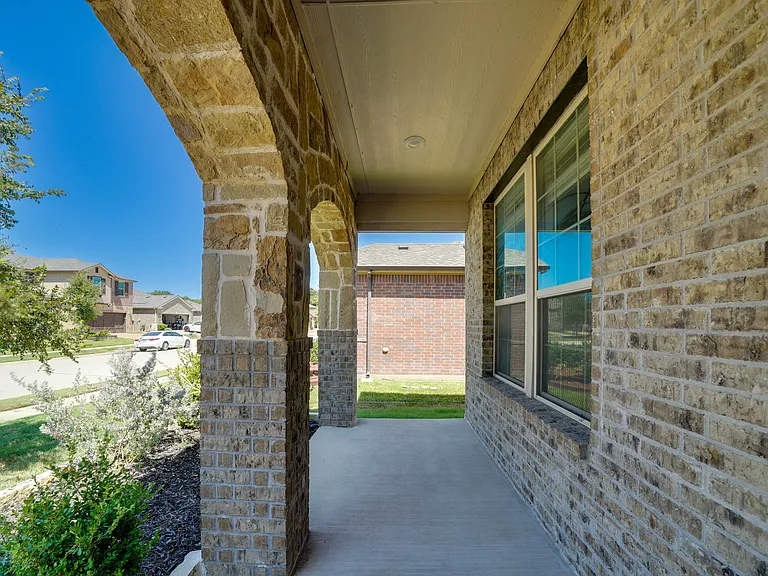 410 Club House Dr — Photo 3