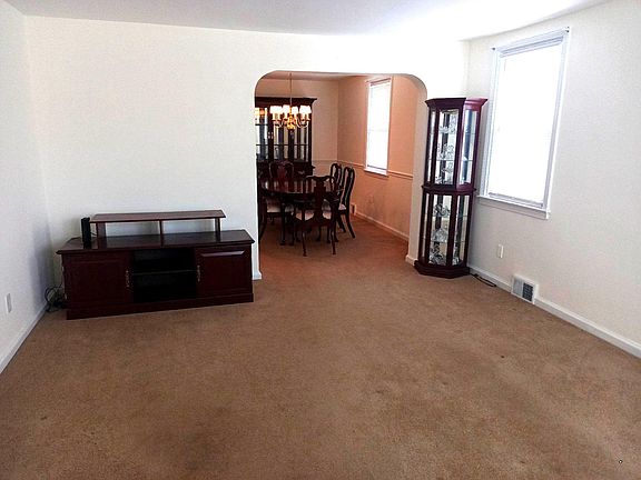 3rd image of 838 Colwell Rd