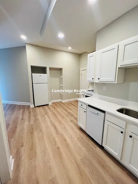 3 bed, 1.5 bath, $5,505 — Photo 3