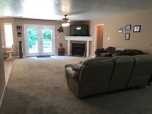 3rd image of 215 Sassafras Cir
