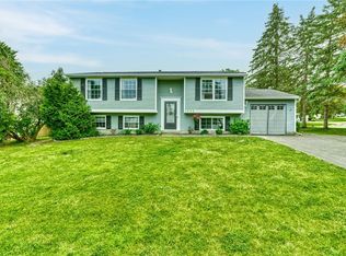 1532 Bluestem Ct, Walworth, NY 14568