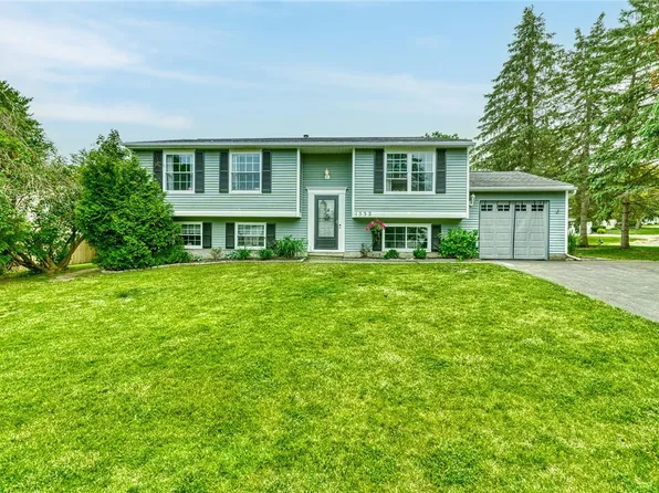 1532 Bluestem Ct, Walworth, NY 14568