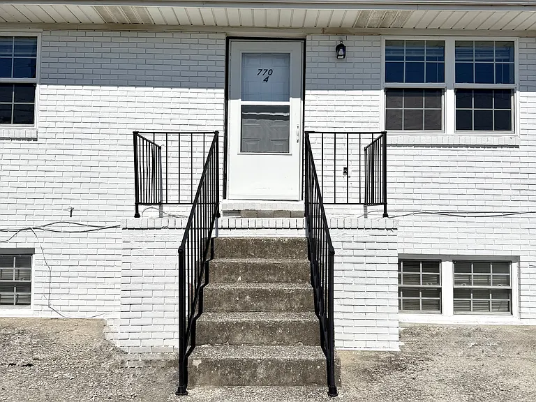 770 Deerfield Ln #4 — Photo 2