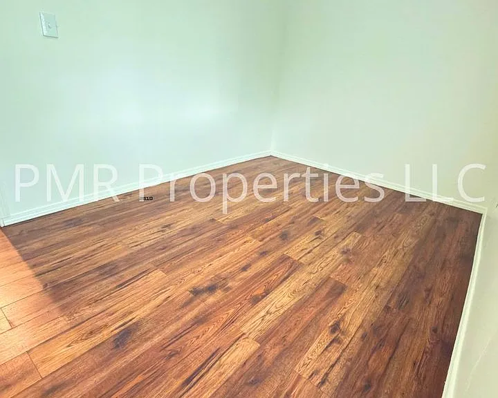 1411 NW Hoover Ave — Photo 4