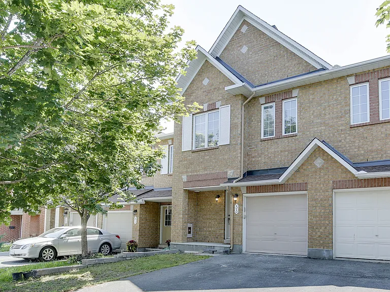 33 Scampton Dr — Photo 2