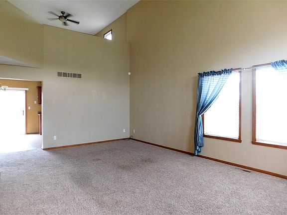 3rd image of 3094 Warwickshire Dr