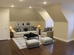 5830 Bartlett St APT 2R, Pittsburgh, PA 15217