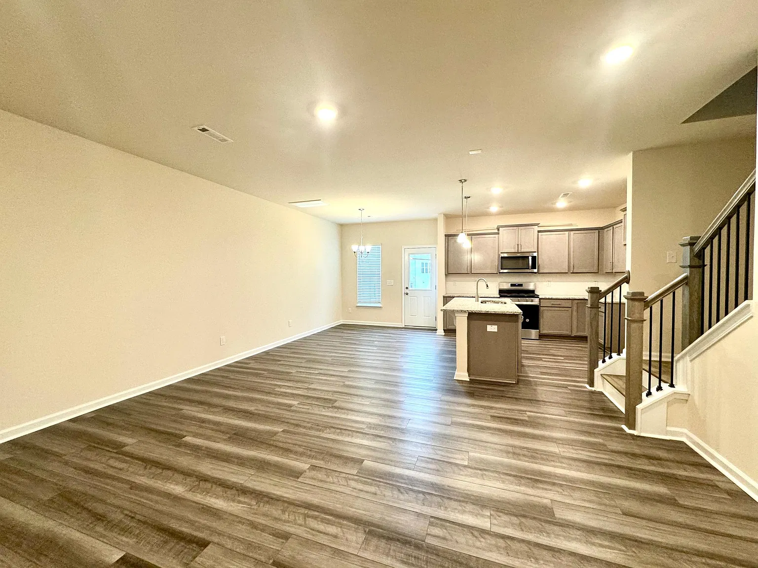 3 bed, 1558 sqft, $1,899 — Photo 4