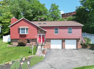 2883 Abbey Ln, South Park, PA