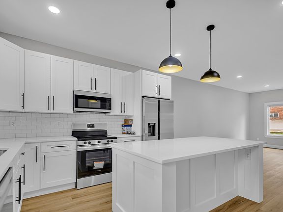 4th image of 204 E 17th St