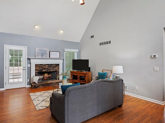 3rd image of 954 Saddle Brooke Dr