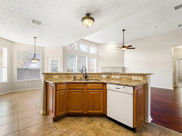 1917 Bridgewater Dr — Photo 13