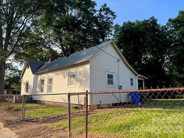 2nd image of 634 Spruce St