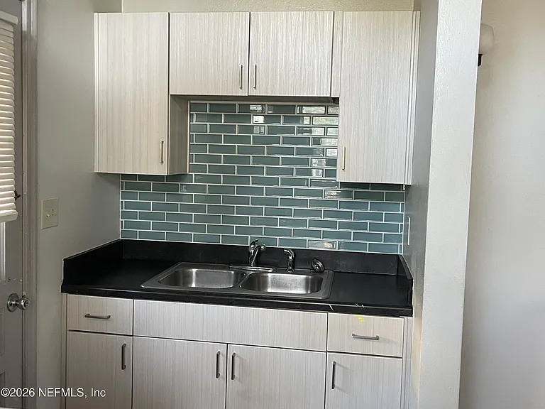 530 Myra St — Photo 9