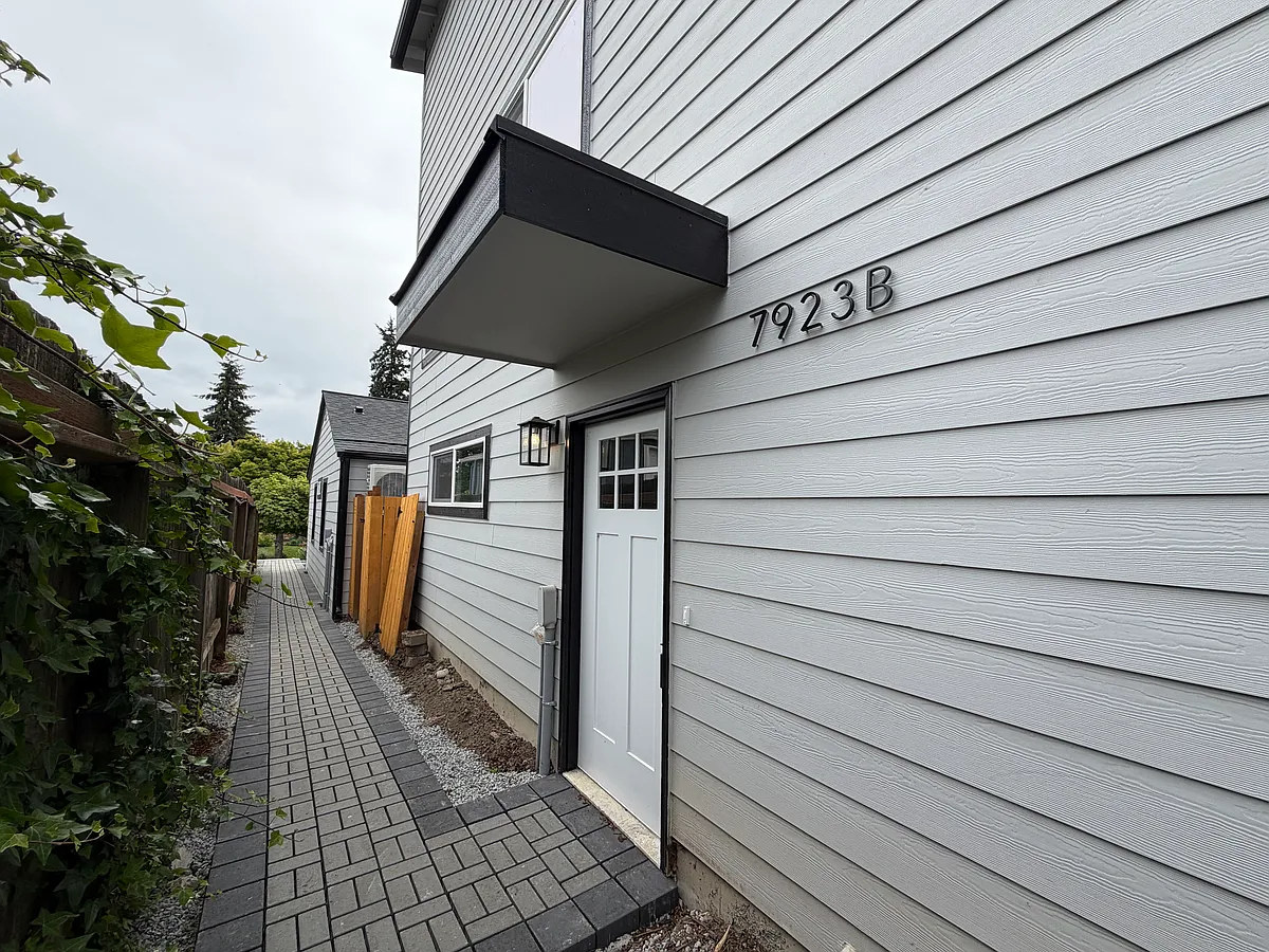 Building Photo - 7923 32nd Ave SW #B