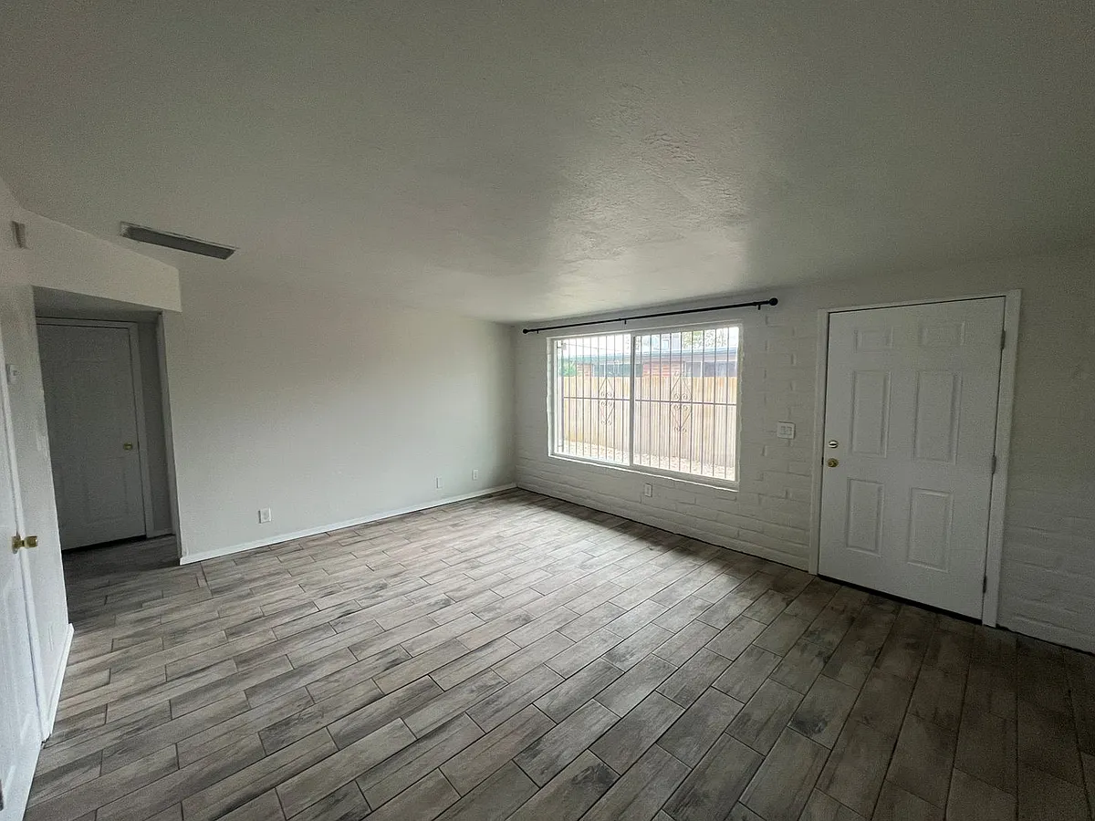 Building Photo - 109 E Alturas St