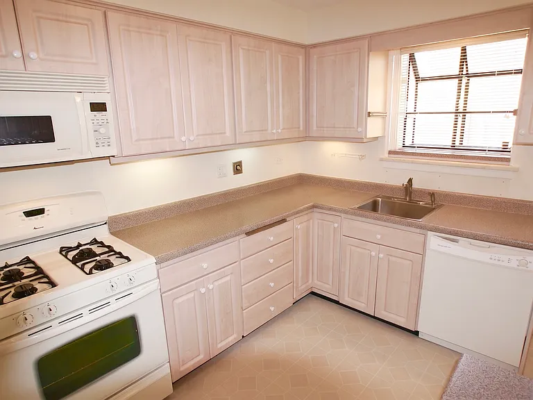 460 Highcrest Dr — Photo 9