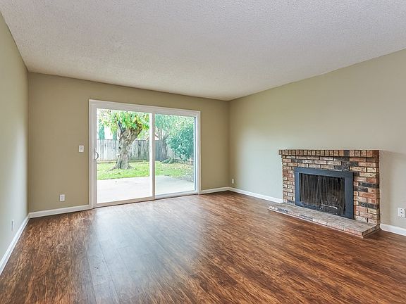 4th image of 112 Clayton Cir