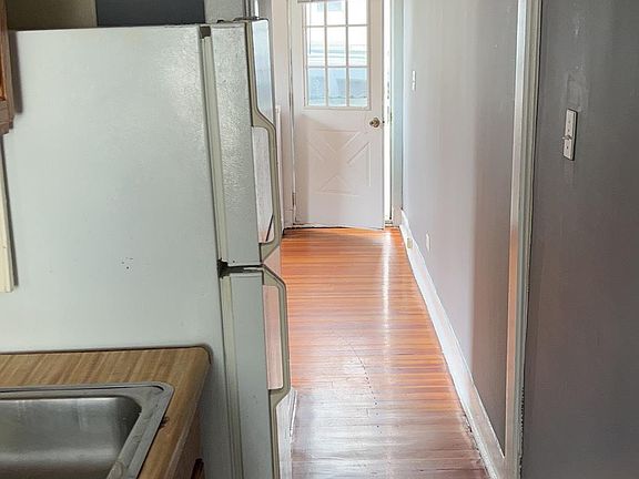 4th image of 216 Everett St #1