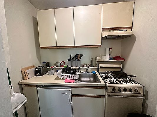 3rd image of 128 E 84th St APT 3C