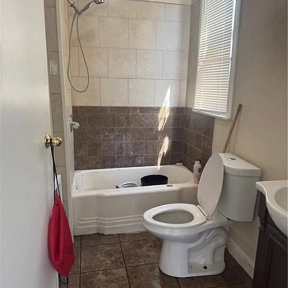 25 Wesleyan Ave #1R — Photo 4