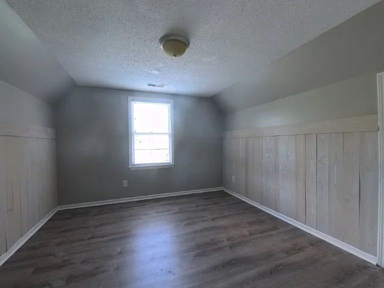 504 Willow Ln — Photo 15