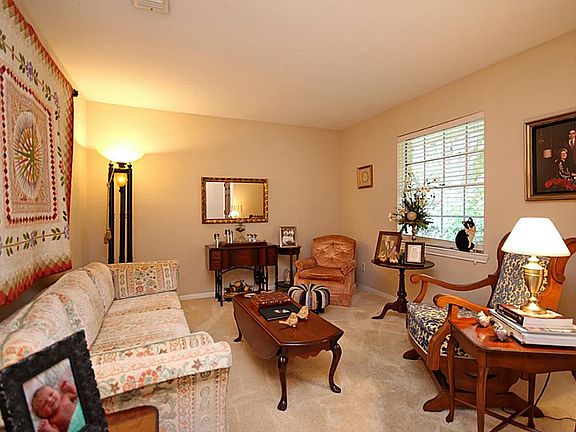 4th image of 5104 Carmona Ln